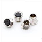 Conector M16 pentru montare pe panou